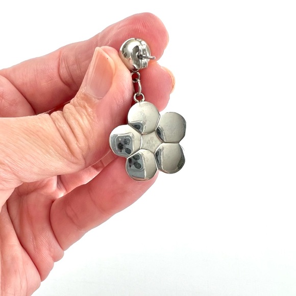 Stainless Steel Flower posts Earrings - Picture 9 of 10